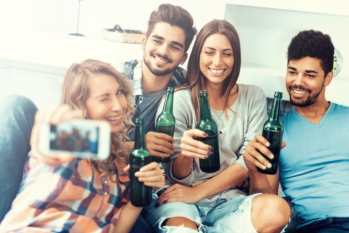 Neknomination e (in)dipendenza alcolica: l’impari lotta tra valori e disvalori del mondo liquido dei giovani