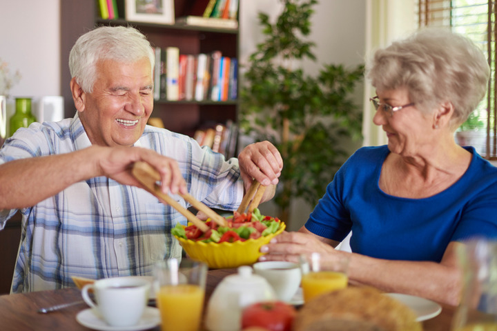 È vero che gli anziani devono consumare più proteine?