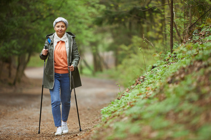 Camminare rallenta il declino cognitivo negli anziani