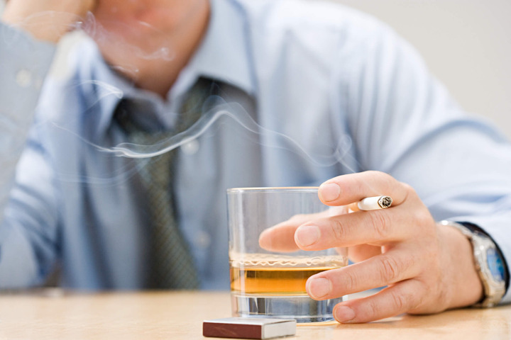 Alcol e tabacco: ecco perché spesso chi beve fuma anche