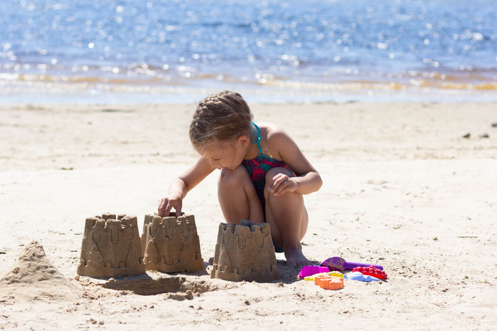 Il bimbo beve acqua di mare o mangia sabbia: che fare?