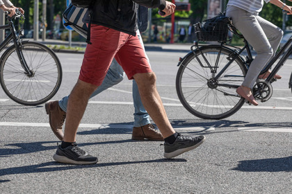 Solo quattro italiani su dieci si spostano a piedi o in bici