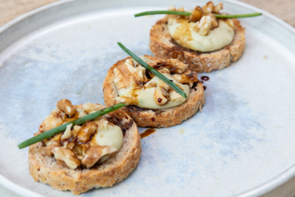 Crostoni di pane integrale con spuma di fagioli cannellini, noci, aceto balsamico ed erba cipollina 