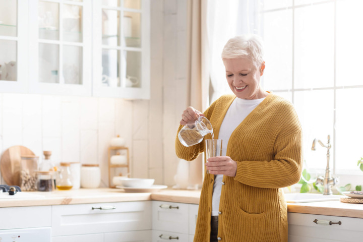 Invecchiando si deve bere più acqua?