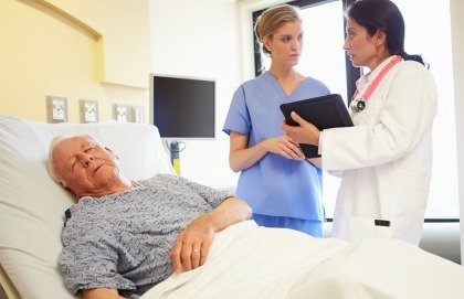 Tumori, negli ospedali ci si "dimentica" degli anziani