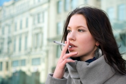 Donne e fumo: quando smettere fa bene anche alle ossa